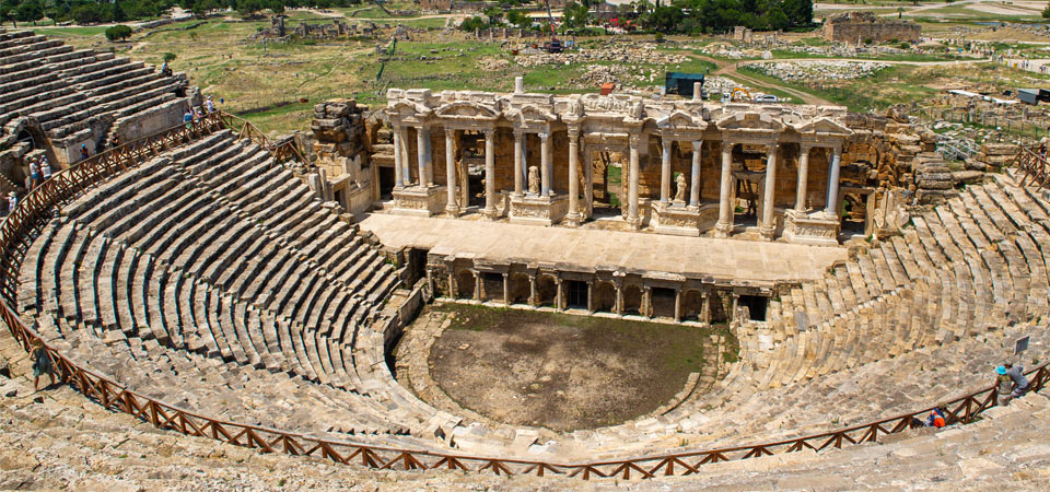 Zdjęcie przedstawia amfiteatr